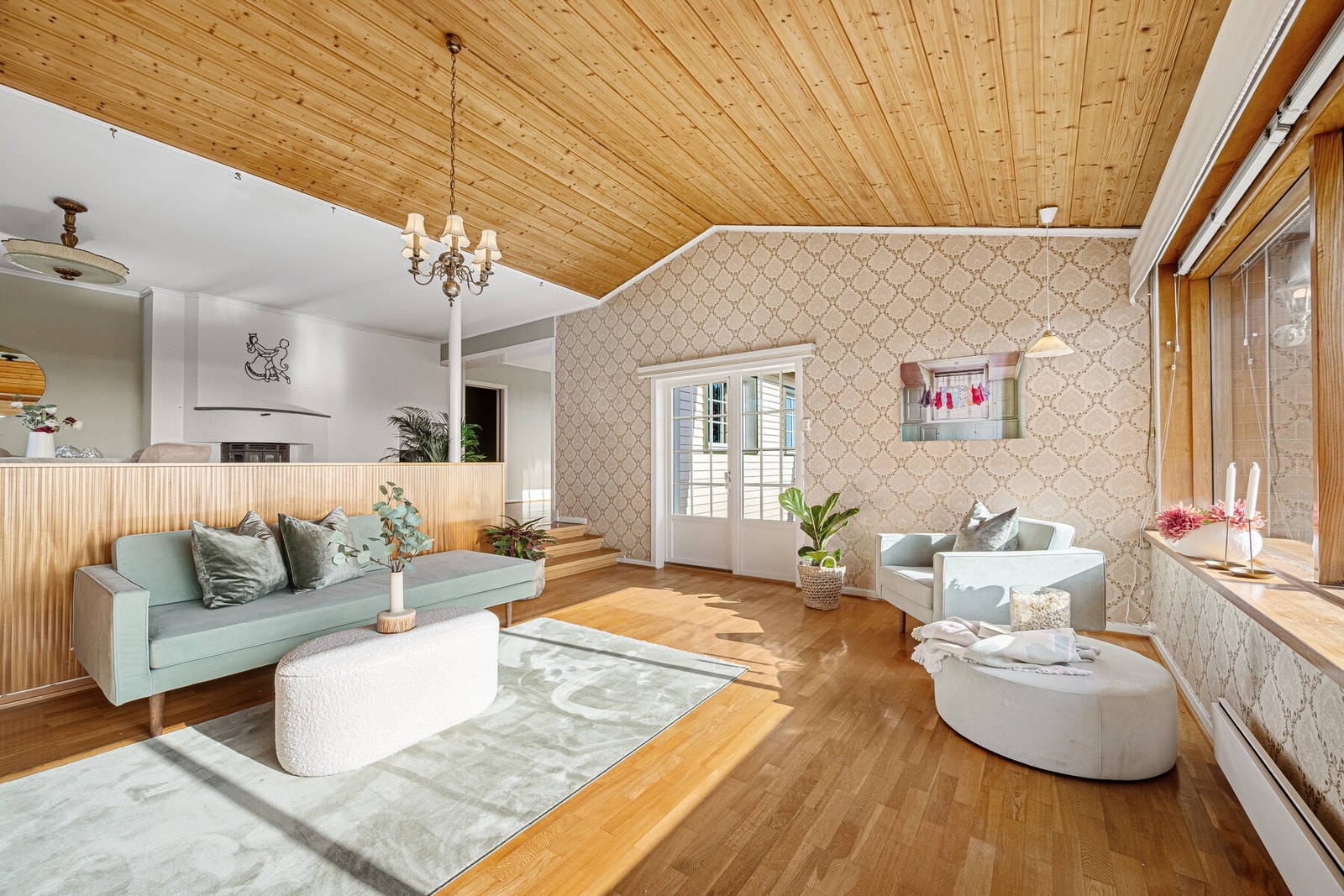 Fra stue er det utgang til veranda og deretter til hagen. Galleribilde