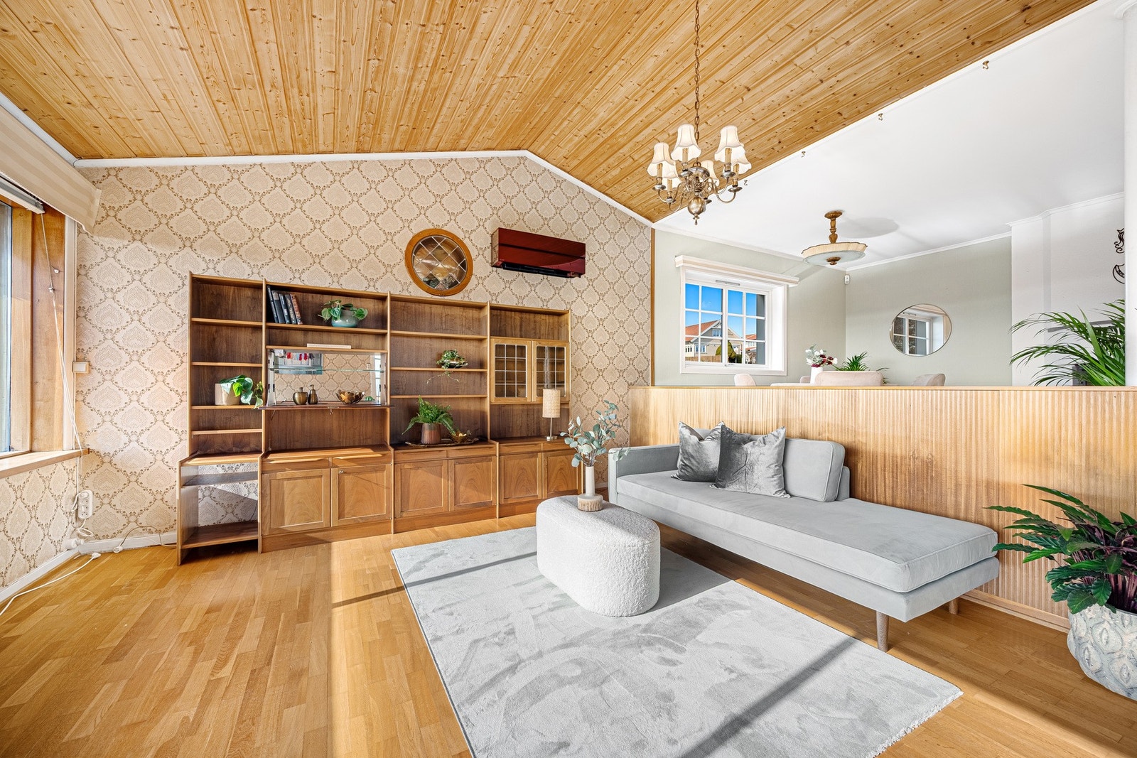 God takhøyde skaper et luftig rom. Varmepumpe montert på vegg. Galleribilde