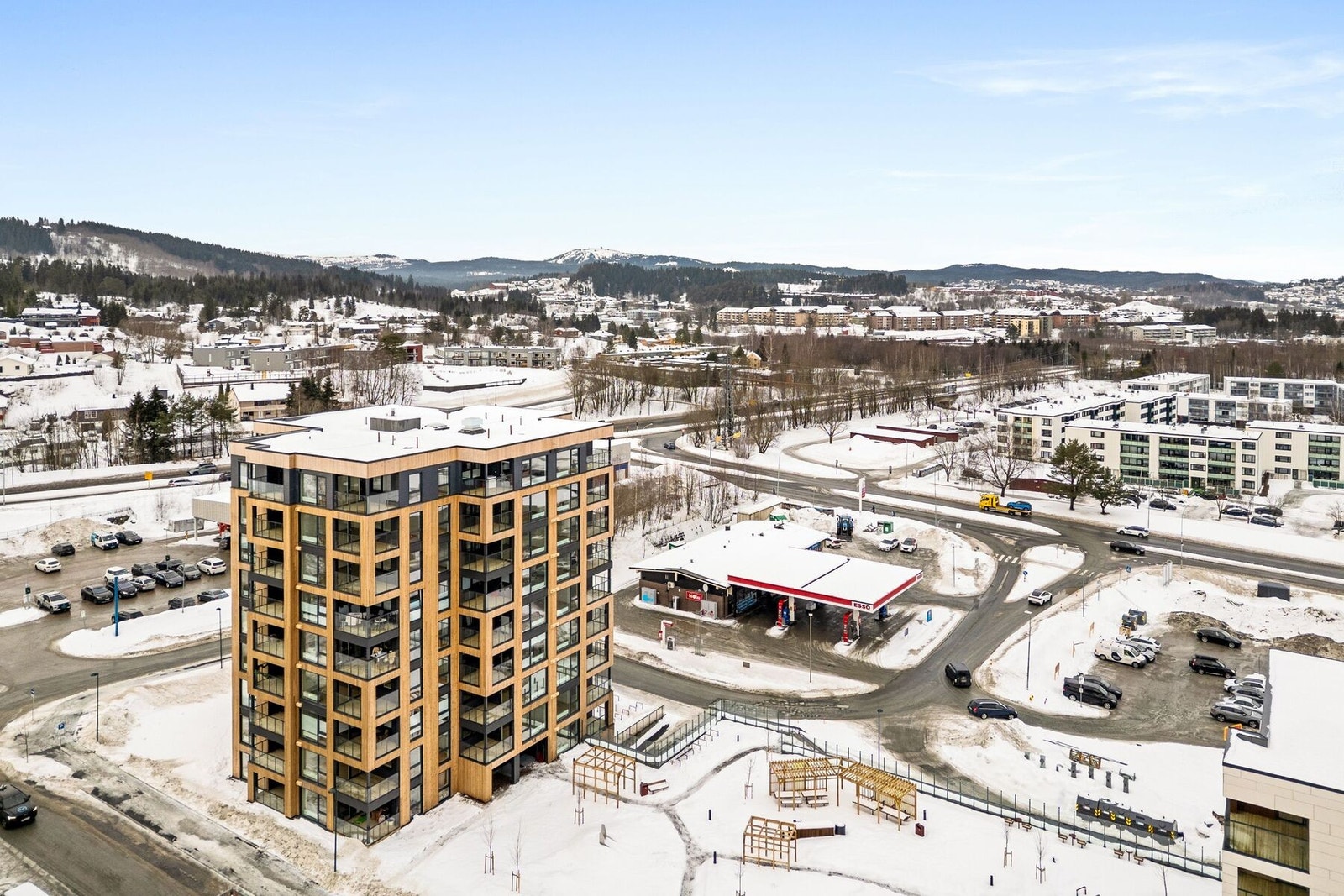 Fra leiligheten er det kort vei til dagligvare, apotek, bussholdeplass og togstasjon. En kort kjøretur til Tiller finner du shoppingsenter for øvrige servicefasiliteter. Galleribilde