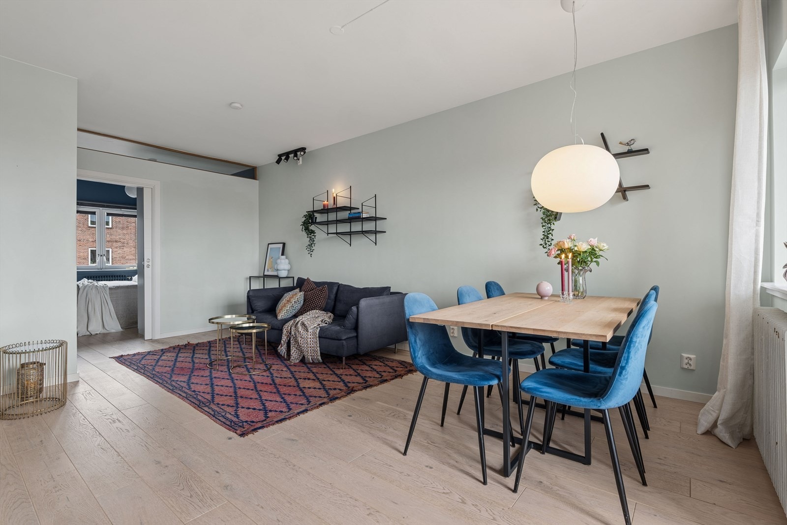 Stuen oppleves som romslig og behagelig, med god plass til både spisebord og en komfortabel sofagruppe. Galleribilde