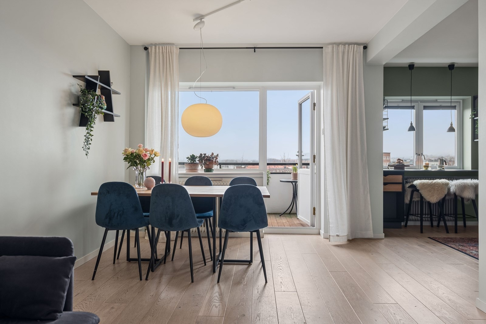 Herfra har du også direkte tilgang til balkongen, et perfekt sted for å nyte solfylte dager. Galleribilde