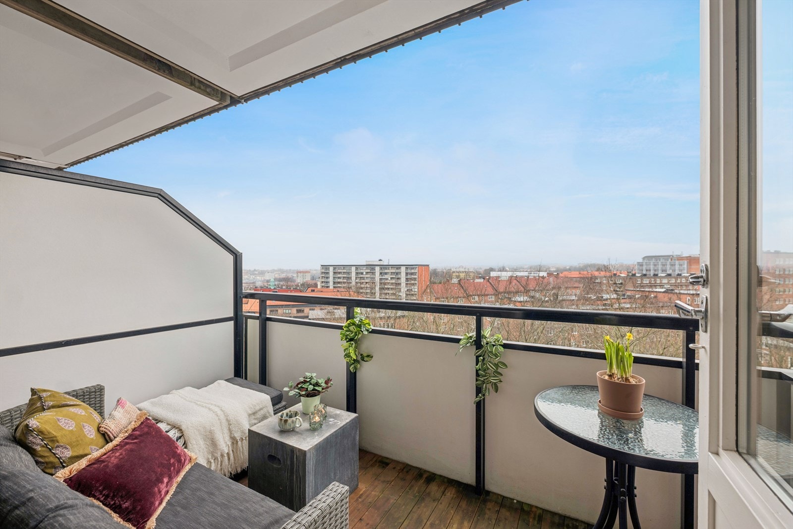 Leiligheten har en nordvestvendt balkong på ca. 5 kvm, med god plass til utemøbler, beplantning og grill. Galleribilde