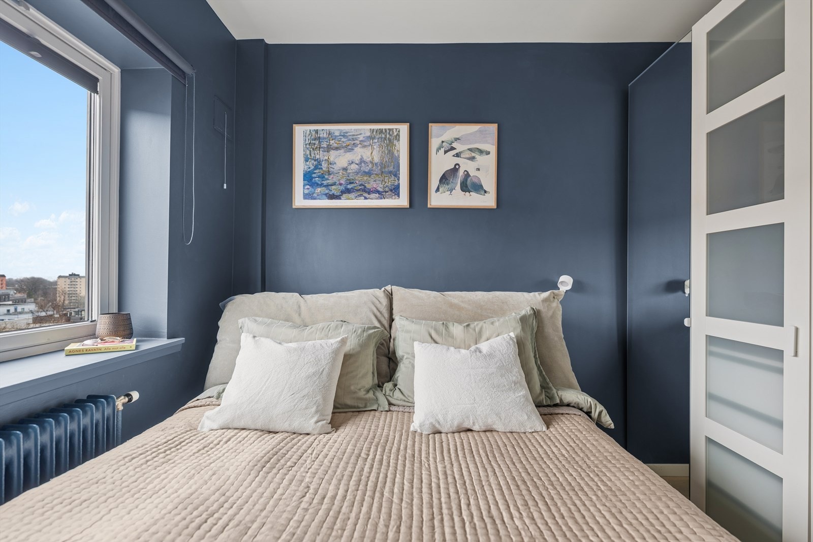 Hovedsoverommet har god størrelse og plass til en stor seng, samtidig som de store vinduene slipper inn rikelig med dagslys og skaper en rolig atmosfære. Galleribilde