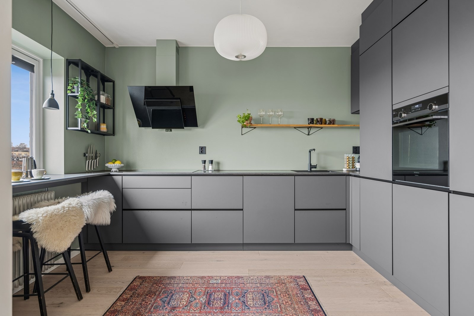 Her får du integrert ovn, kjøl/frys og oppvaskmaskin, samt en laminat benkeplate med underlimt oppvaskkum og nedfelt induksjonstopp. Galleribilde