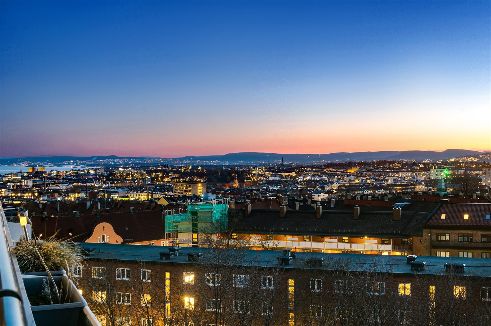 Fra balkongen er det fantastisk utsikt mot Oslofjorden og Holmenkollen Galleribilde