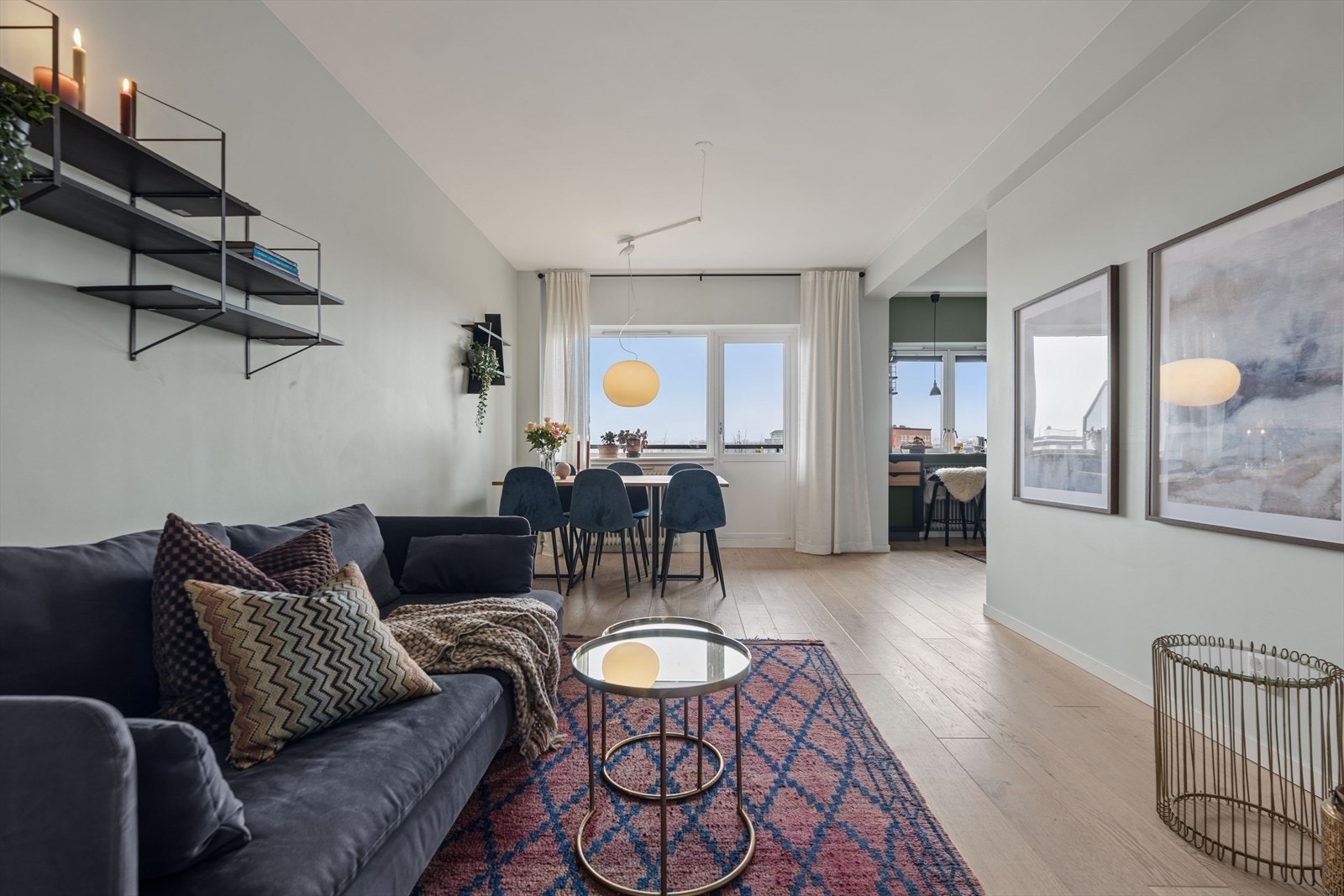 De store vinduene gir rikelig med dagslys og skaper en lys og åpen atmosfære gjennom hele dagen. Den gjennomtenkte planløsningen gjør det enkelt å innrede med ulike soner, slik at rommet fungerer like godt til sosiale sammenkomster som til rolige kvelder Galleribilde