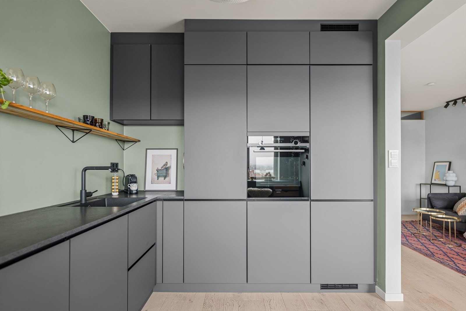 En praktisk og oppgradert løsning som passer deg som ønsker et funksjonelt, velutstyrt og innbydende kjøkken med gjennomført design. Galleribilde