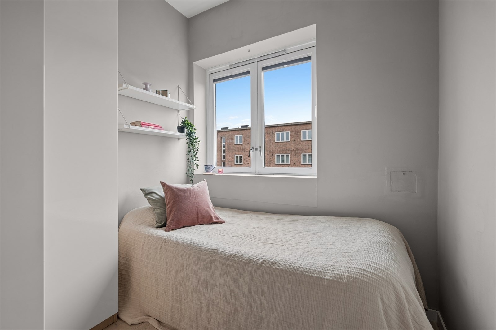 Soverom 2 er mer kompakt, men smart utnyttet med plass til seng og oppbevaring. Galleribilde