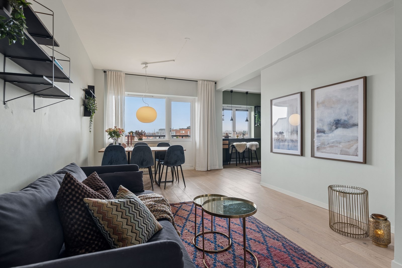 Lys og luftig stue malt i behagelige fargetoner Galleribilde