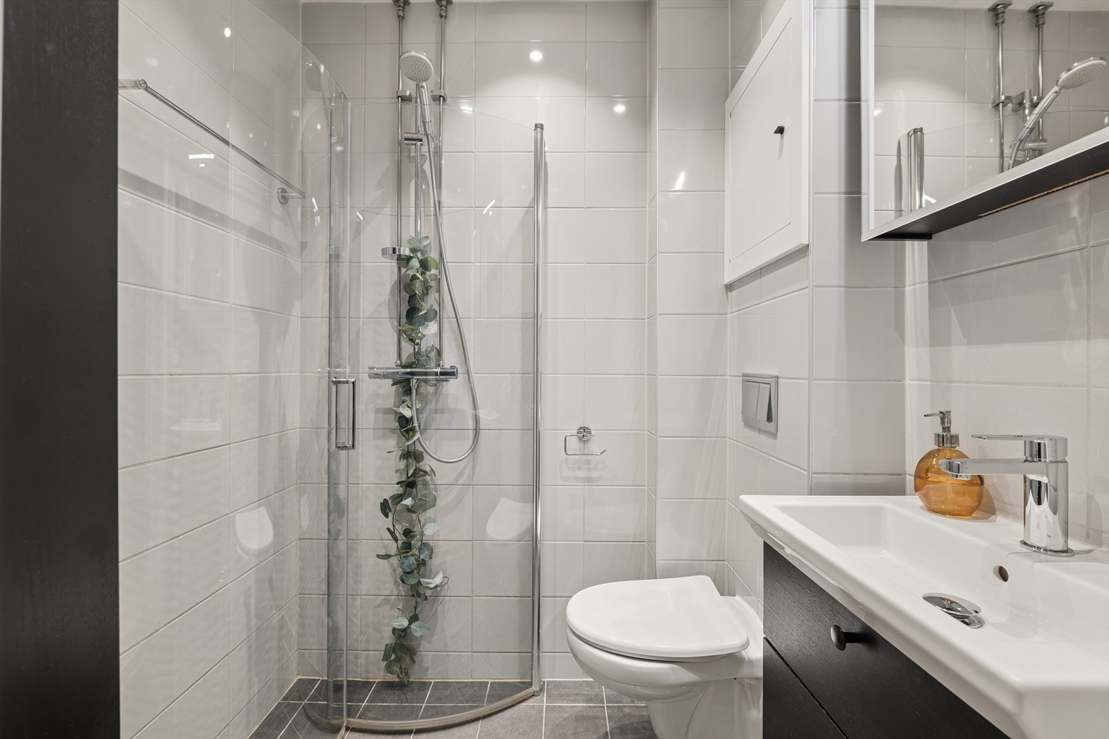 Badet fra 2019 fremstår moderne og praktisk, med flislagte vegger og gulv som gir et rent og tidløst uttrykk. Galleribilde