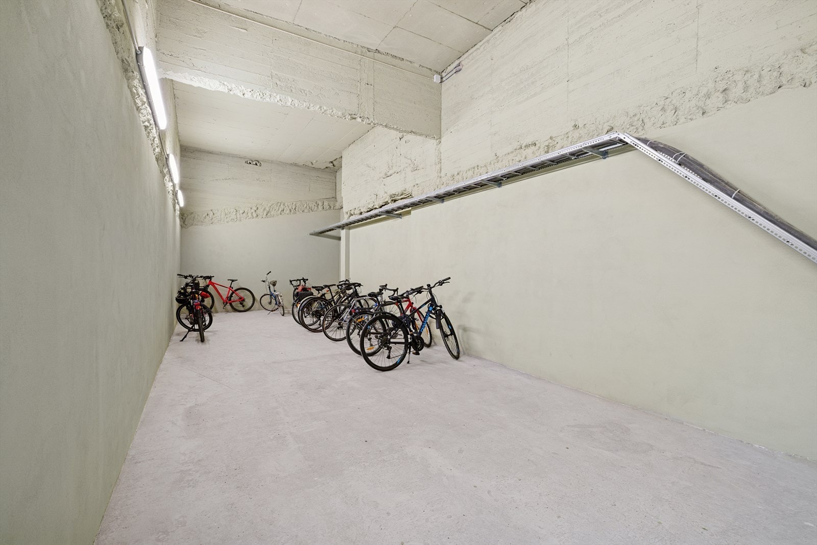 Hver oppgang har sin egen sykkelparkering. I tillegg er det en stor felles sykkelparkering hvor du kan sette fra deg sykkelen. Galleribilde