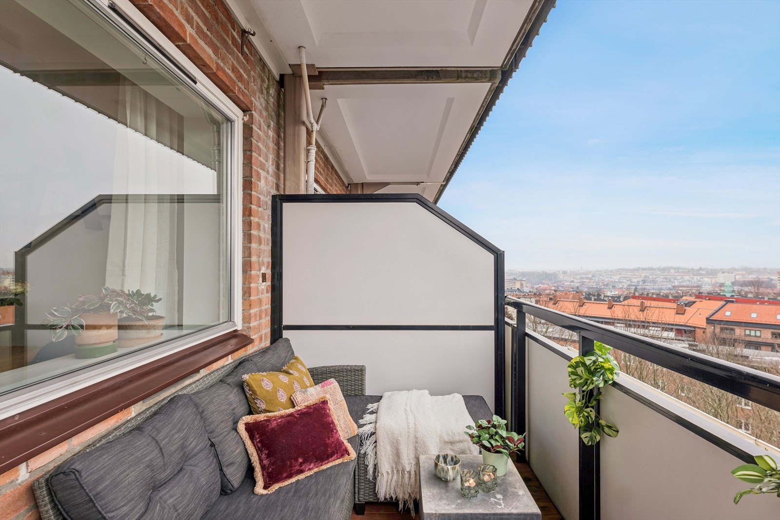 Balkongen er et perfekt sted å nyte lange, varme sommerdager, enten med en god bok eller i hyggelig selskap. Galleribilde