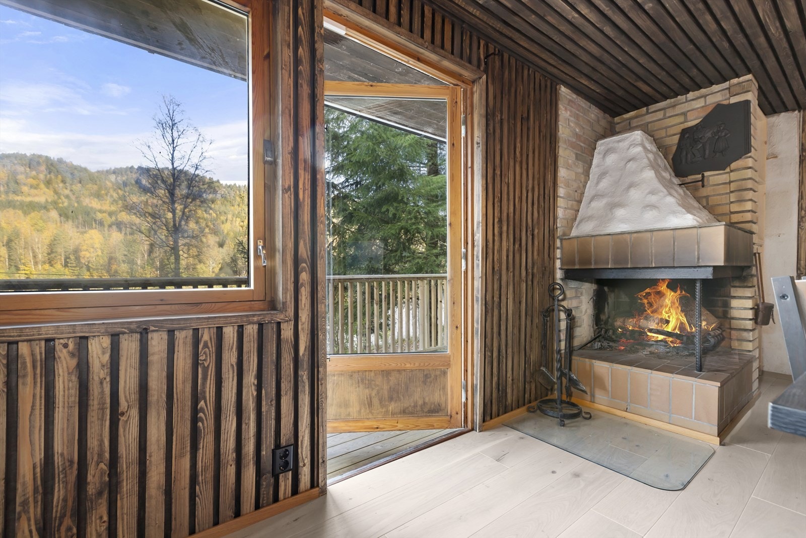 Stuen har direkte adkomst til stor terrasse. Galleribilde