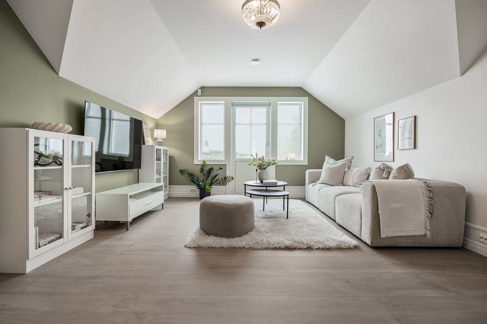 Loftstuen er et lyst og allsidig rom, med utgang til en sørvendt balkong. Galleribilde