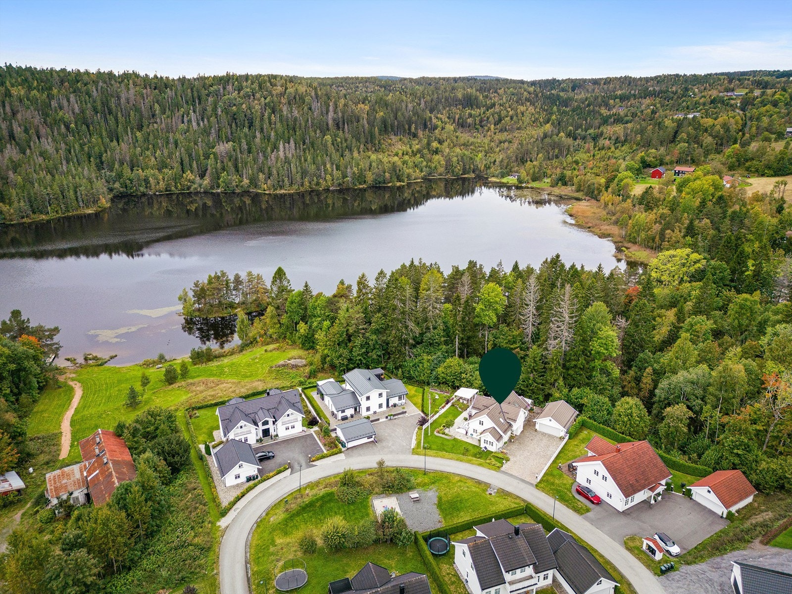 Her bor du i et veletablert og trygt nabolag som består utelukkende av eneboliger. Galleribilde