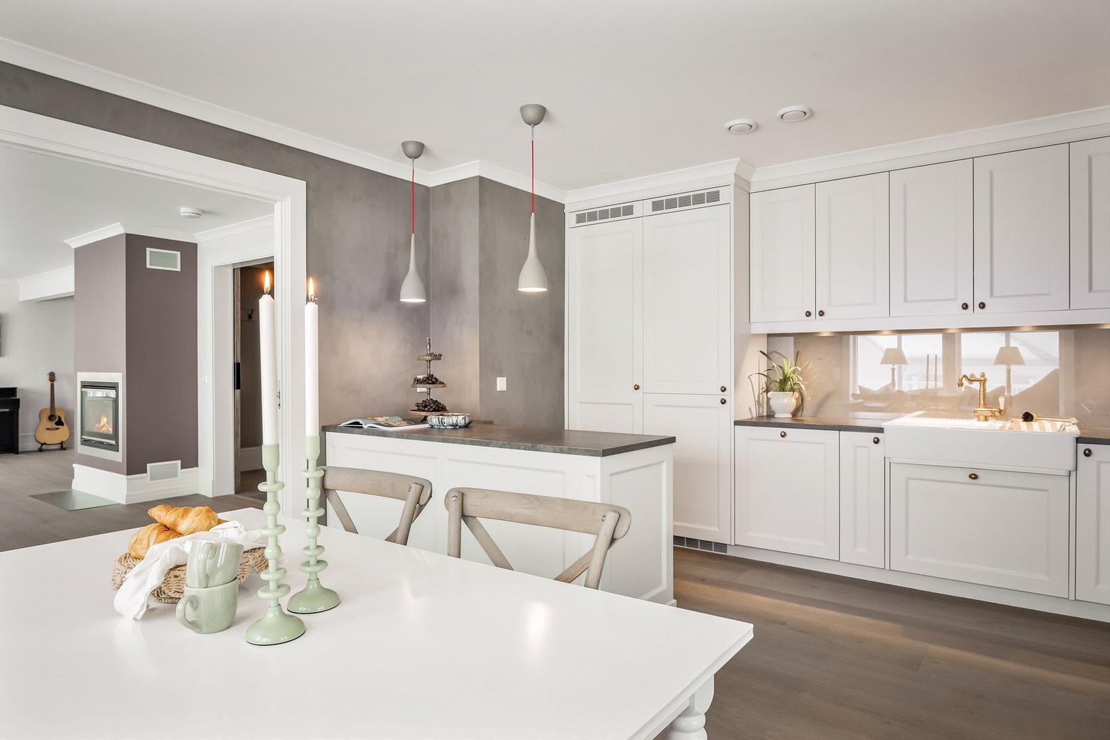 Klassisk og profilert kjøkkeninnredning med helintegrerte hvitevarer. Galleribilde