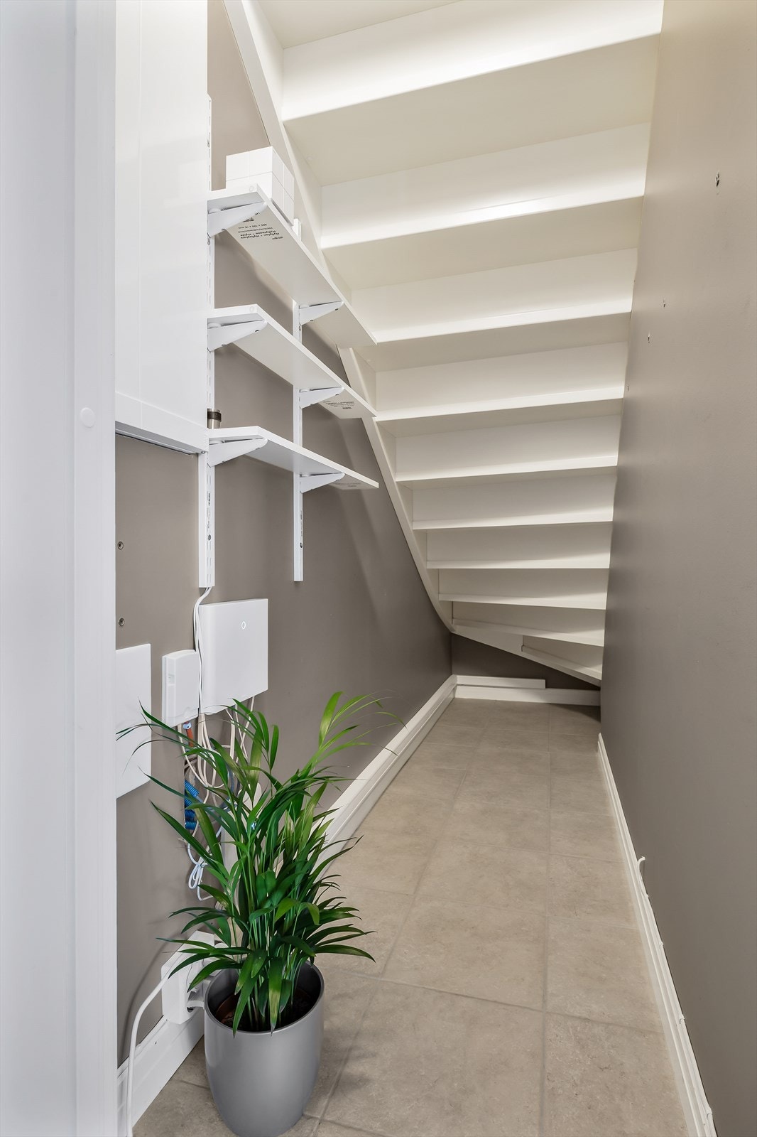 Innvendige overflater i 1. etasje: Parkett og fliser på gulv fra 2023. Malte vegger. Malt himling. Galleribilde