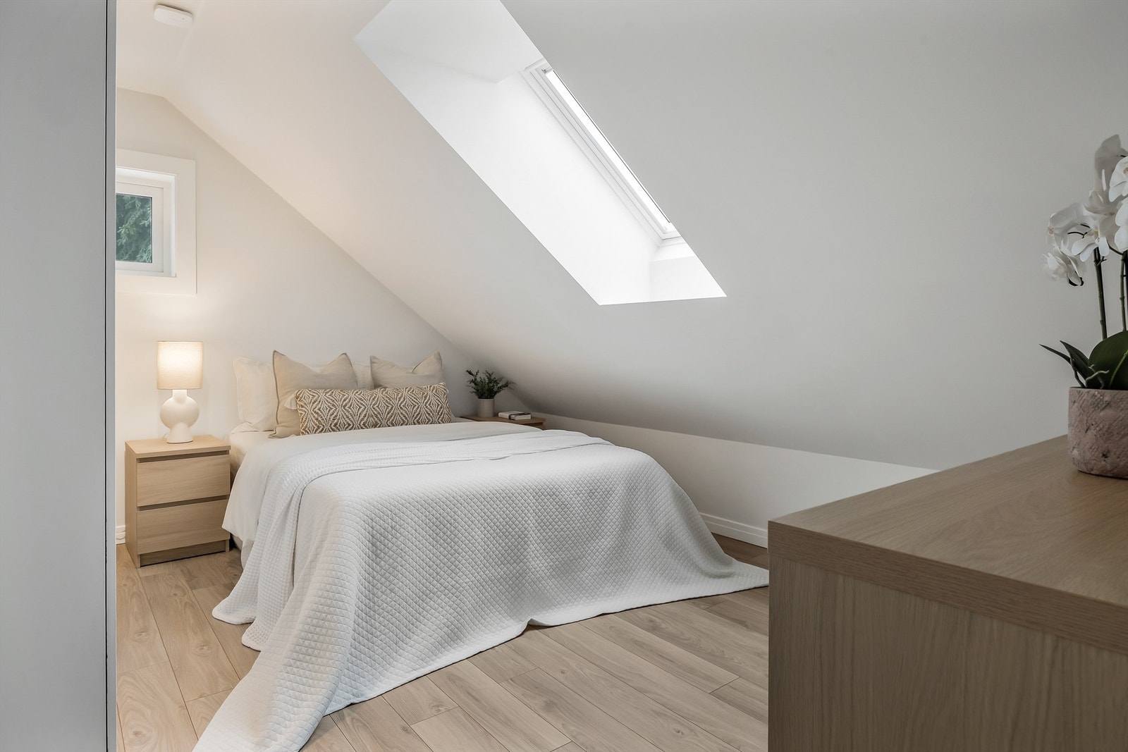 Takvinduet gir ekstra lys og en luftig romfølelse. Galleribilde