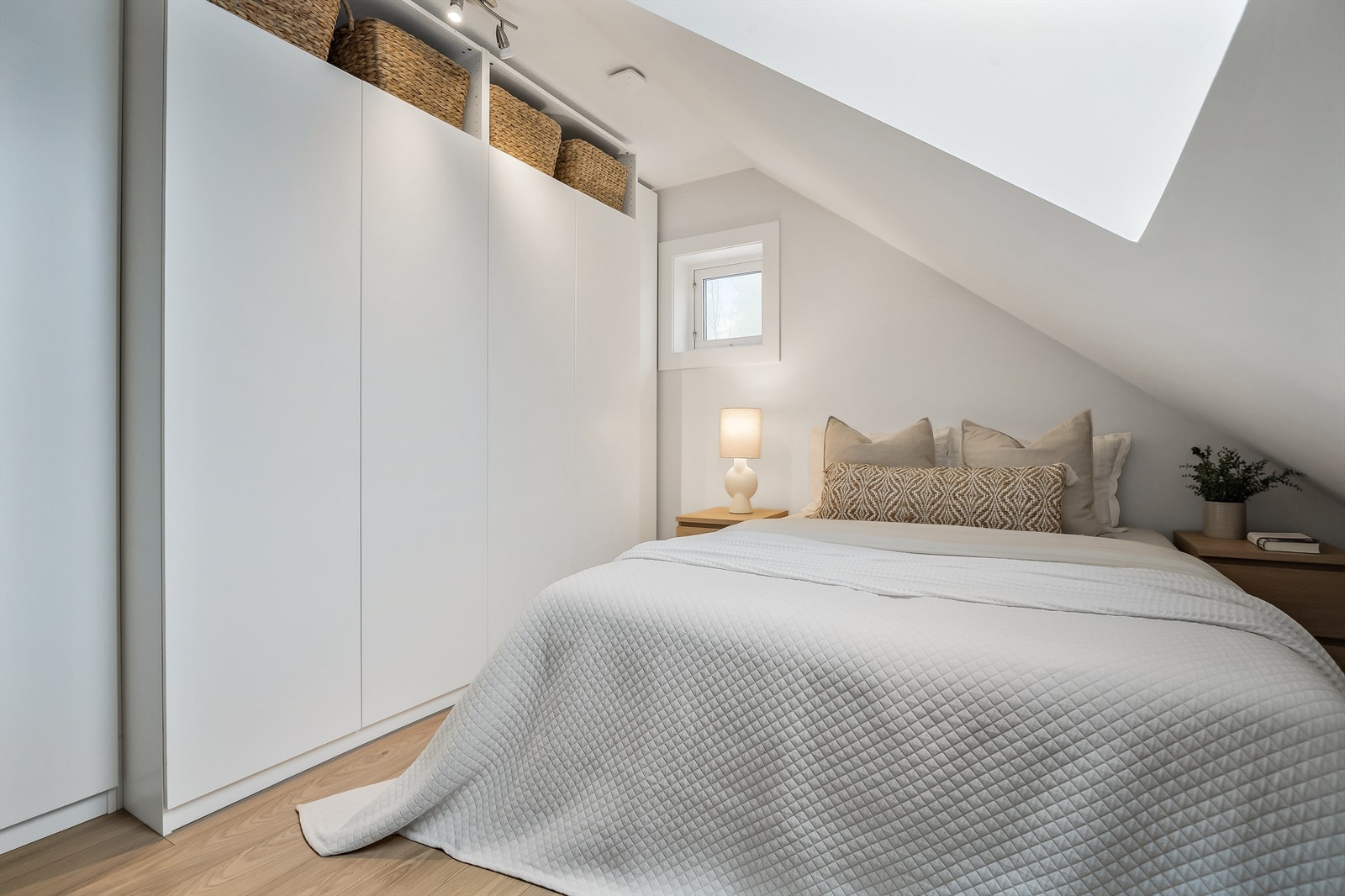 Soverom 1 har en romslig garderobeløsning som utnytter plassen godt. Galleribilde