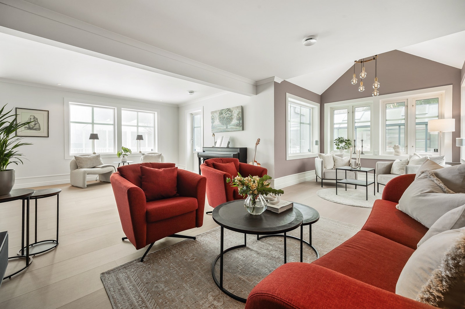 Stuen er romslig og har flere soner for ulik møblering. Galleribilde