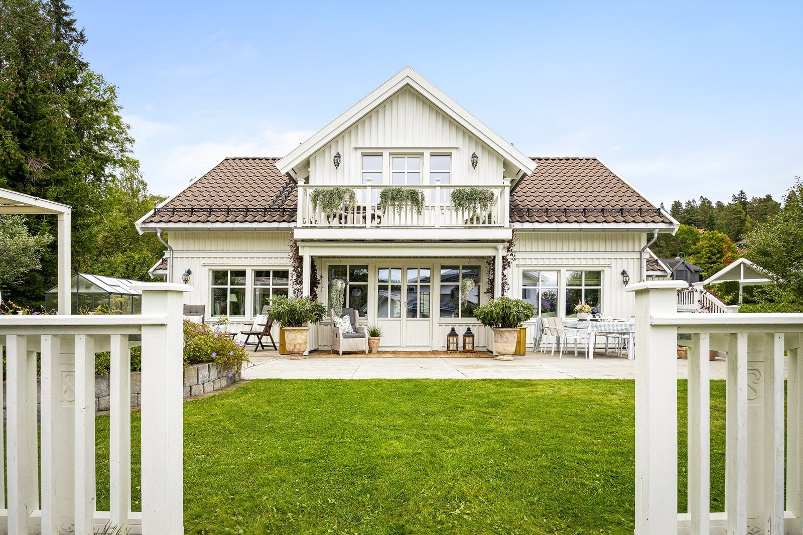 Den store, sørvestvendte uteplassen på ca. 135 m² er et samlingspunkt utendørs. Galleribilde