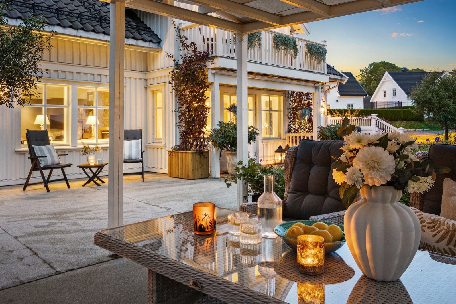 Uteområdet er pent belyst og innbyr til bruk også på kveldstid. Galleribilde