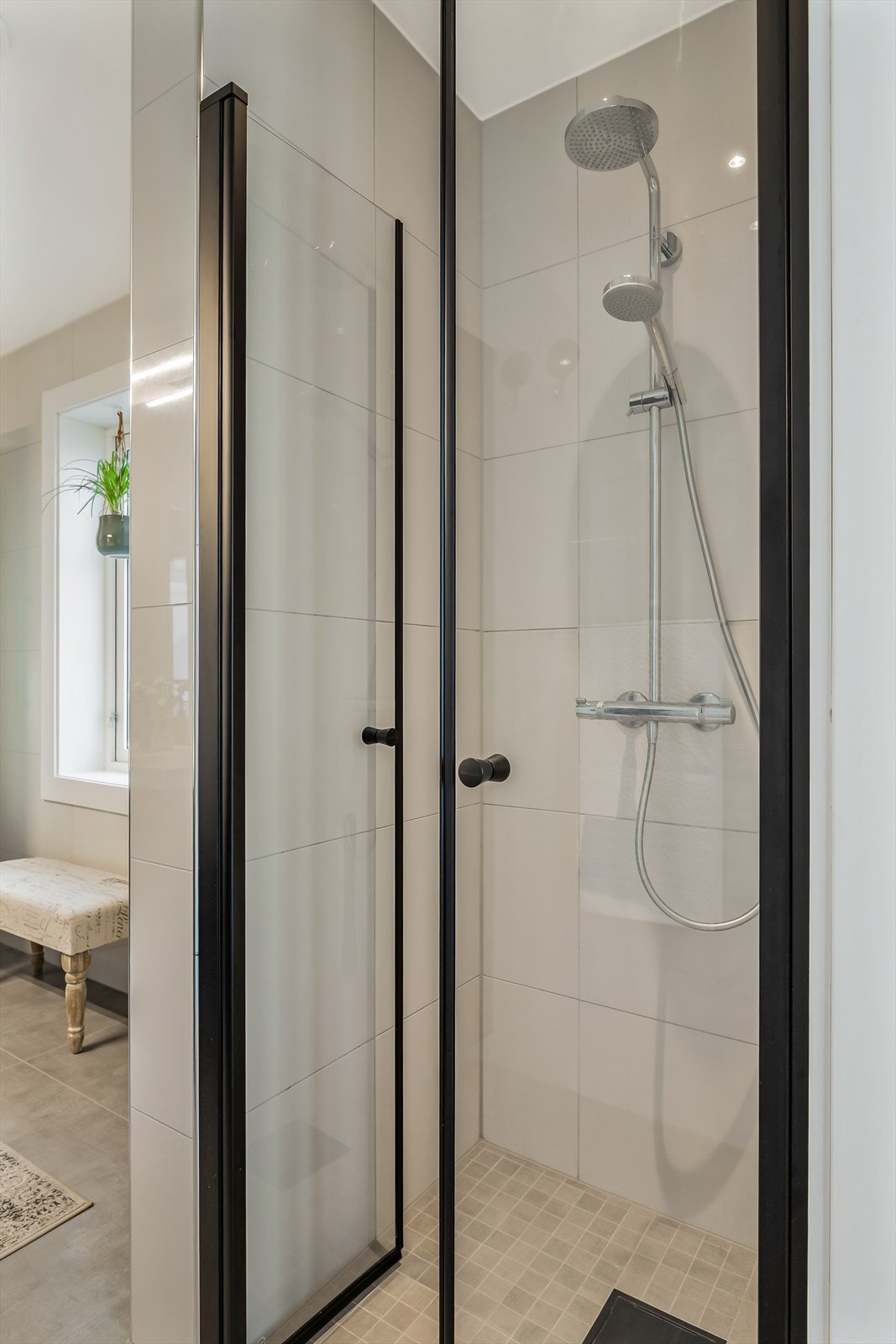 Dusjnisje med nedsenket gulv og innfellbare glassdører. Galleribilde