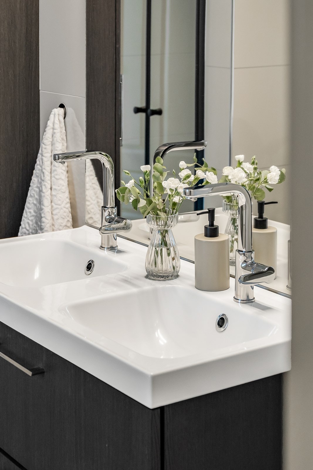 Lyst og pent bad i 1. etasje. Galleribilde