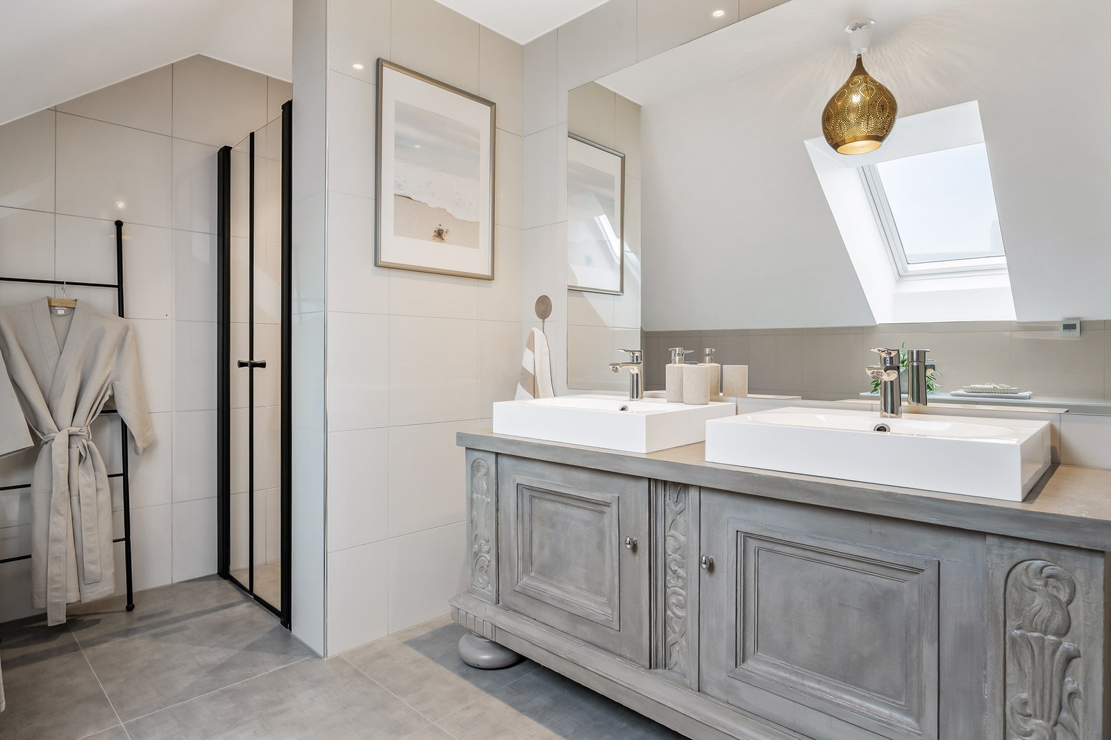 Begge badene og vaskerommet ble oppgradert med vannbåren gulvvarme samt nye flislagte gulv (inkl. membran) i 2023. Galleribilde