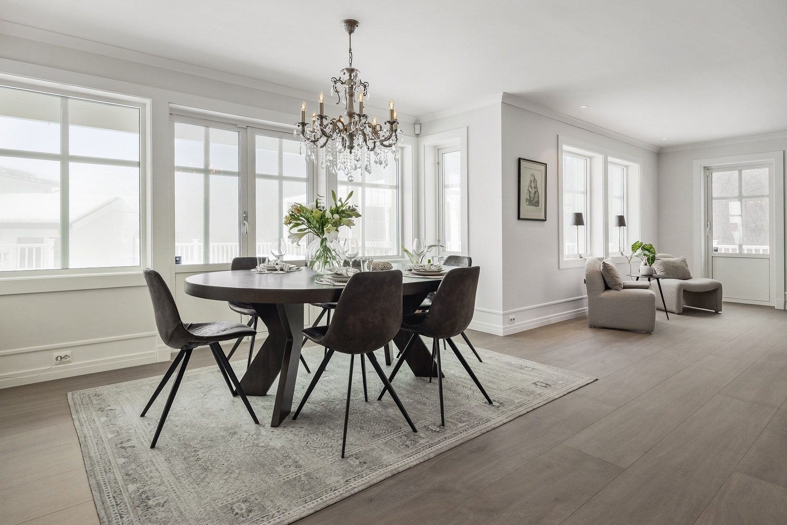 Her er det god plass til et stort spisebord for hyggelige sammenkomster. Galleribilde