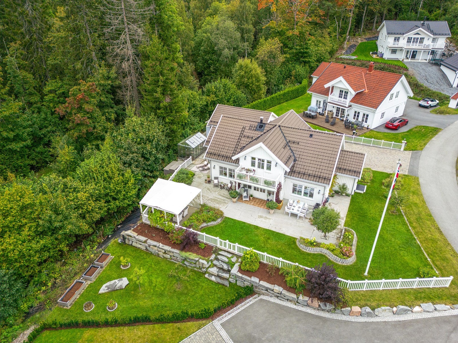 Familiebolig med 4 soverom, vaskerom med egen inngang, dobbeltgarasje og meget romslig gårdsplass. Galleribilde