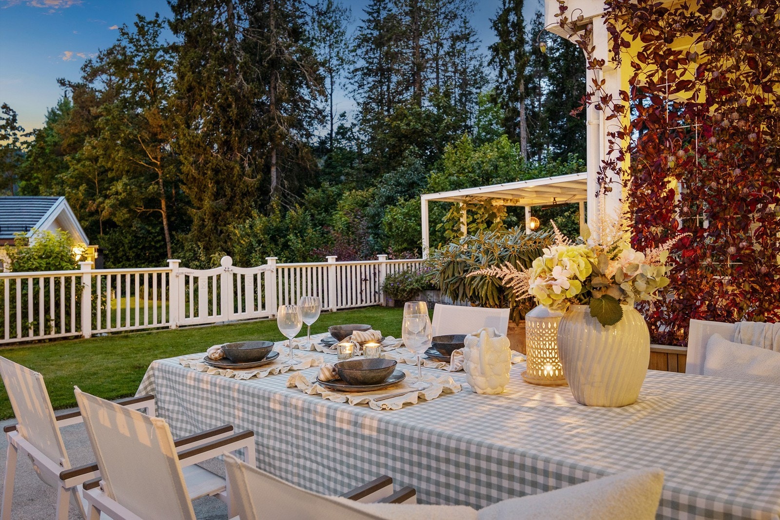 Uteplassen er skjermet og ligger idyllisk til med skogen som nærmeste nabo. Galleribilde