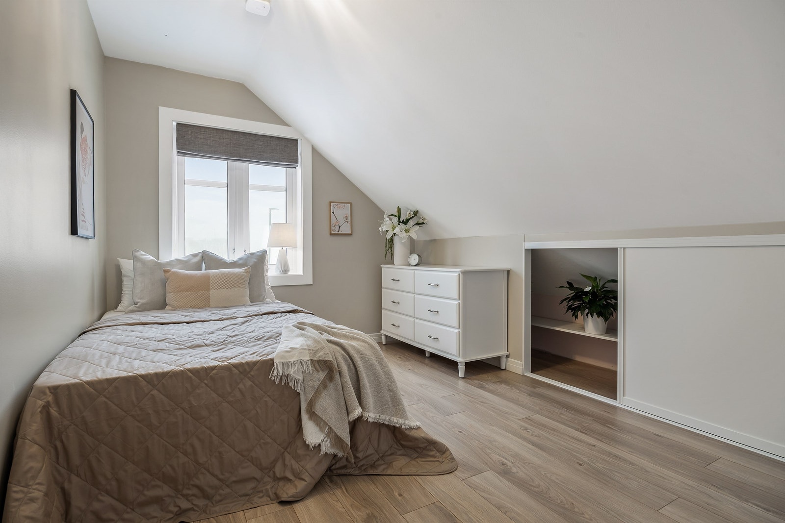 Smarte løsninger for oppbevaring i kneveggene. Galleribilde