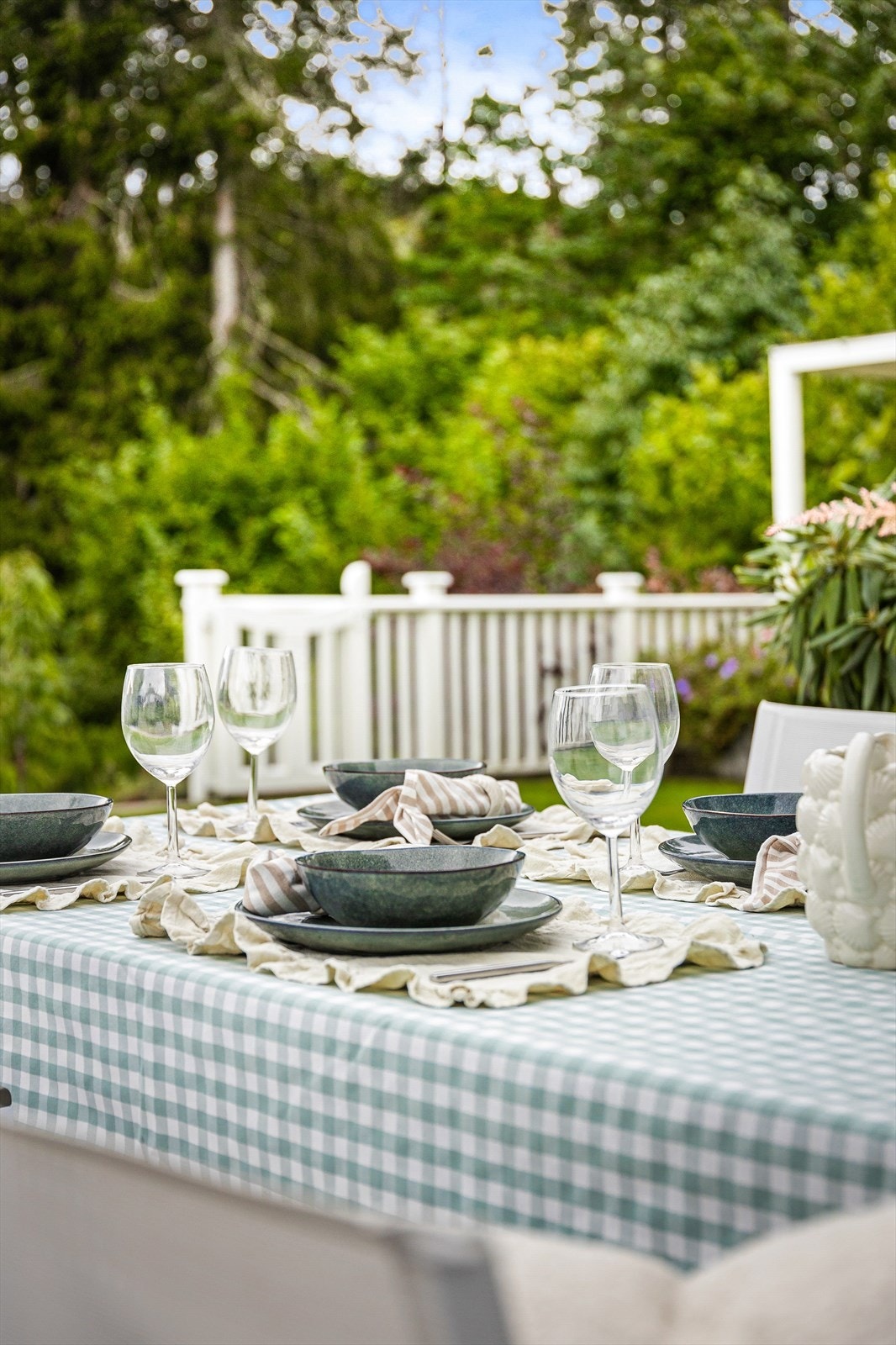 Detaljene skaper en innbydende ramme for utendørs måltider. Galleribilde