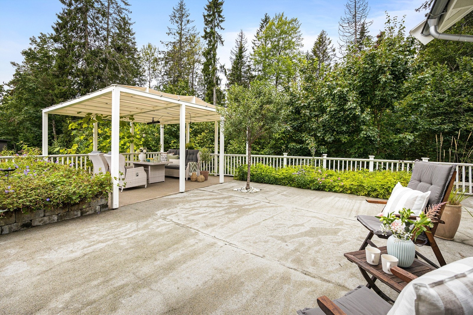 En paviljong på ca. 18 m² skaper en lun og definert sone på uteplassen. Galleribilde