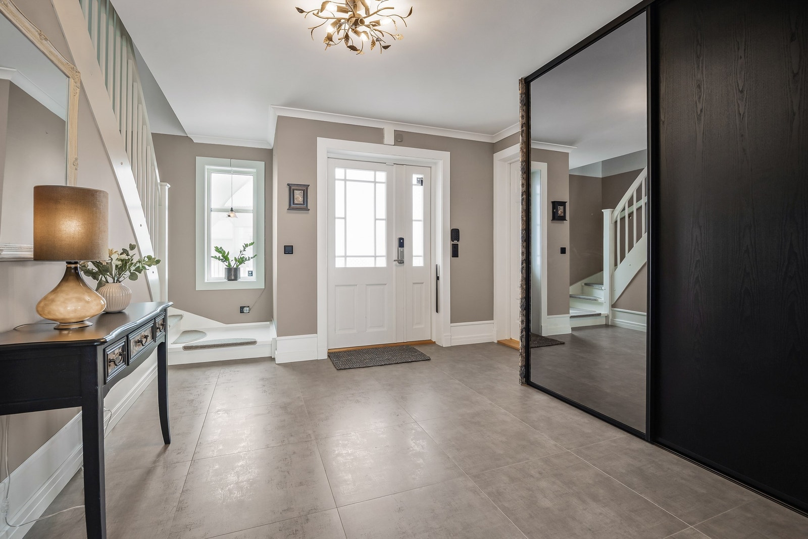 Velkommen inn i en romslig entré med flislagt gulv og god plass til garderobeløsning. Galleribilde