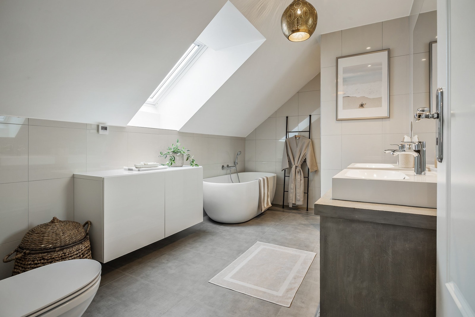 Det store badet i 2. etasje har både frittstående badekar og dusjnisje. Galleribilde