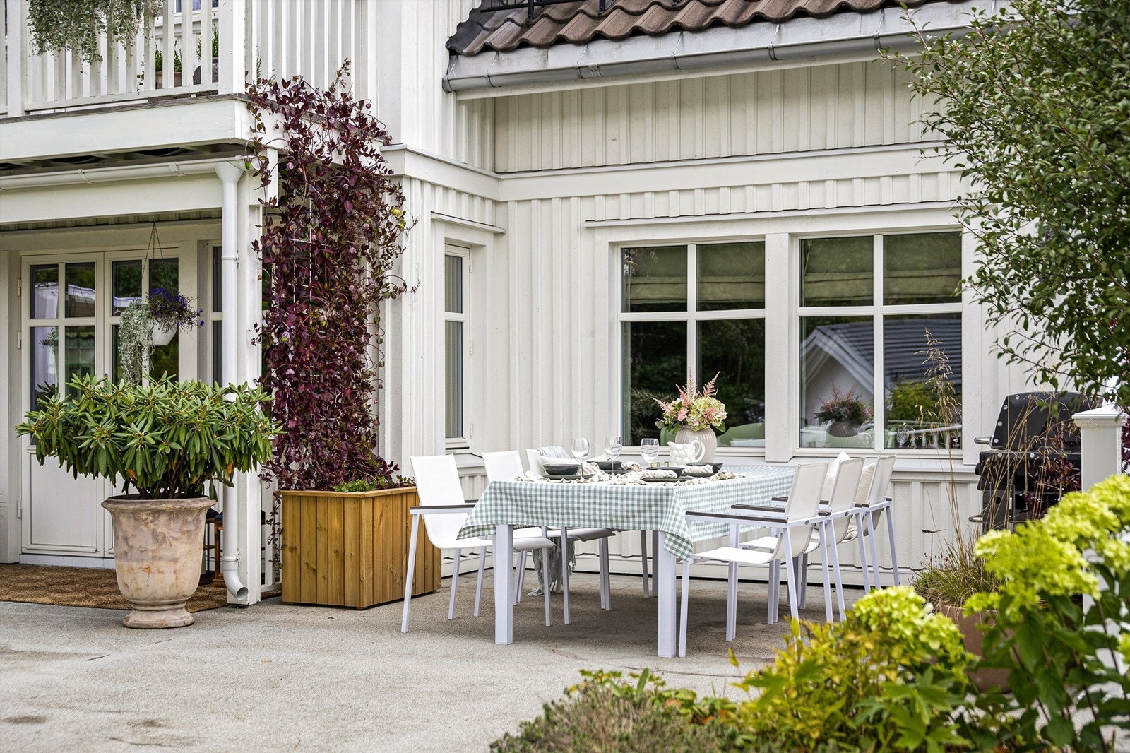 Den store uteplassen har gode solforhold og plass for sosiale sammenkomster. Galleribilde