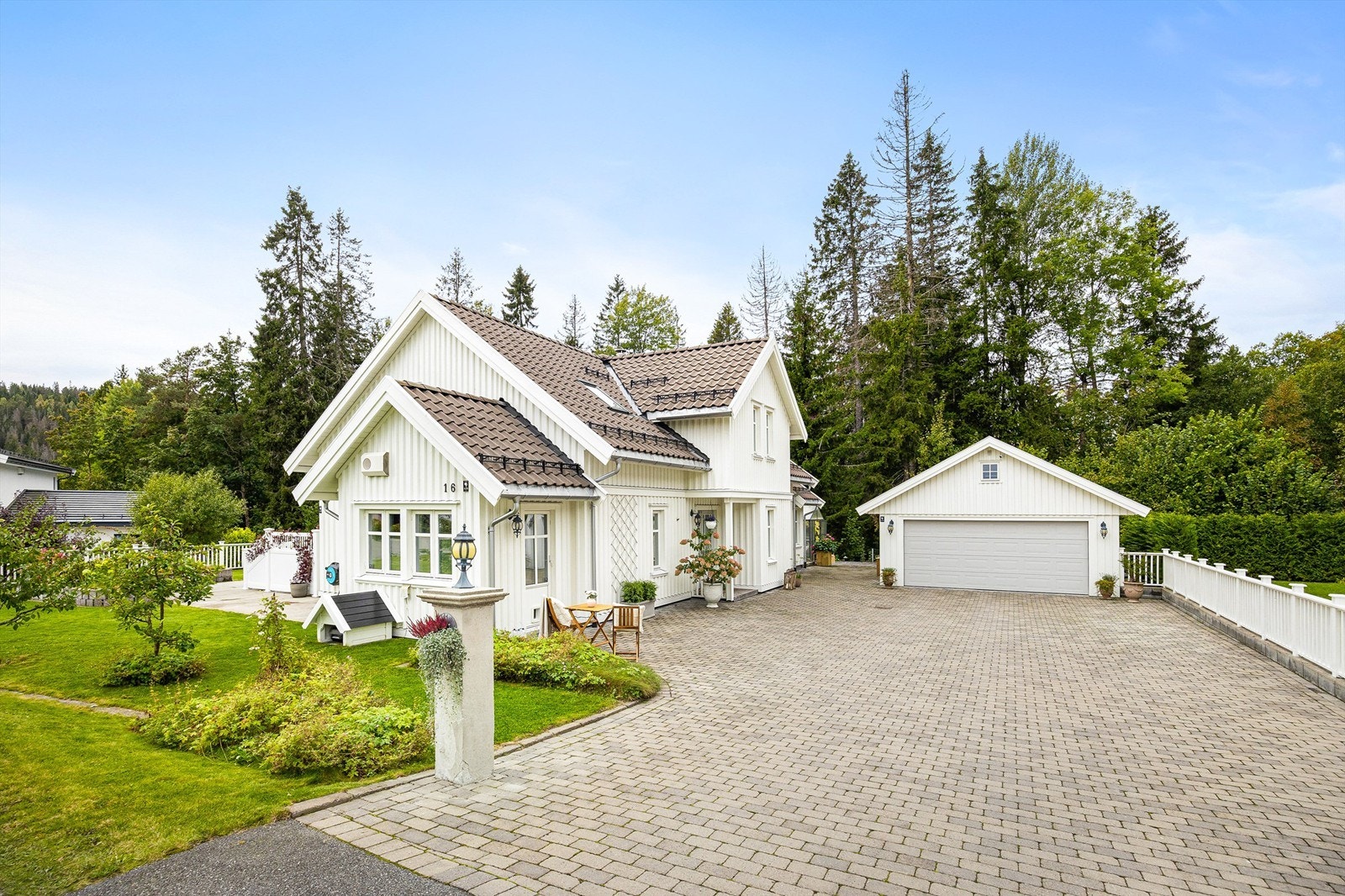 Beliggende i en rolig blindvei, med umiddelbar nærhet til Stordammen og marka, gir en sjelden kombinasjon av barnevennlig trygghet og naturskjønne omgivelser Galleribilde