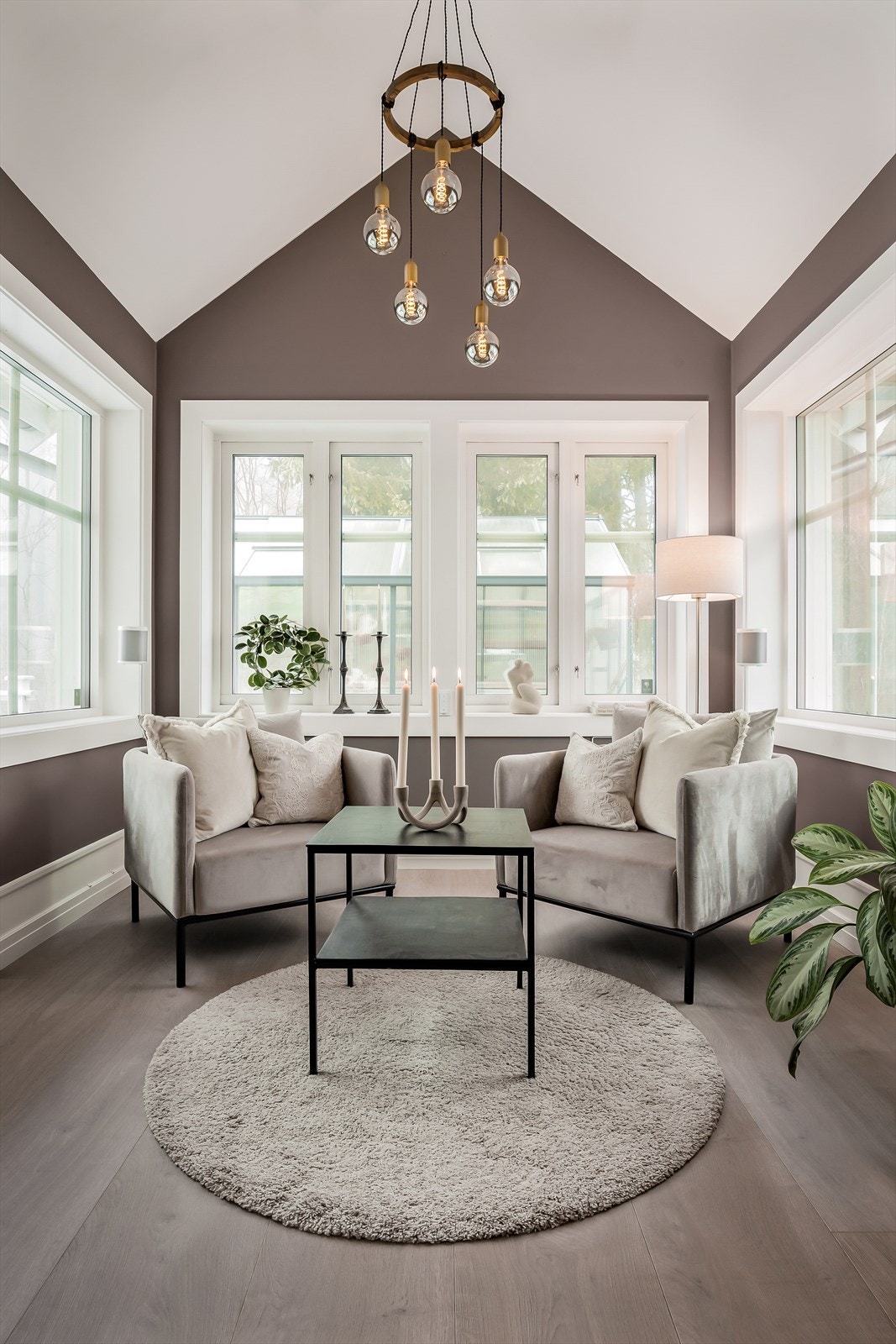 En hyggelig karnappkrok med ekstra takhøyde gir en luftig følelse. Galleribilde