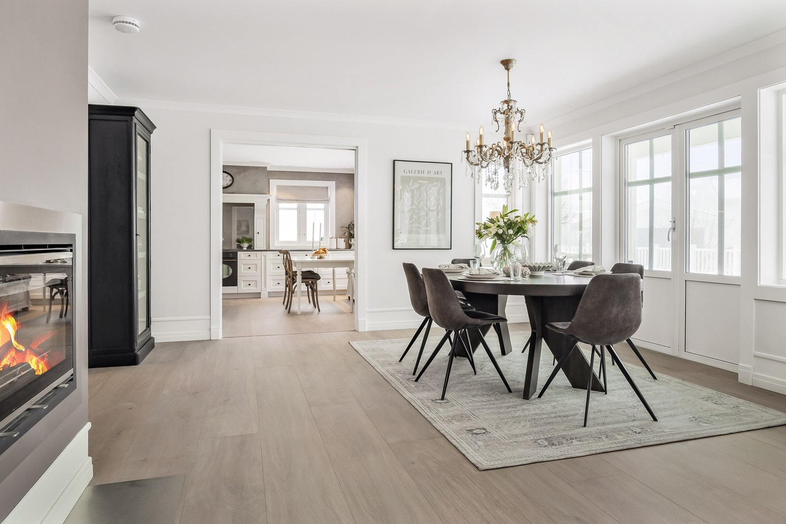 Spisestuen er et naturlig samlingspunkt mellom kjøkken og stue. Galleribilde