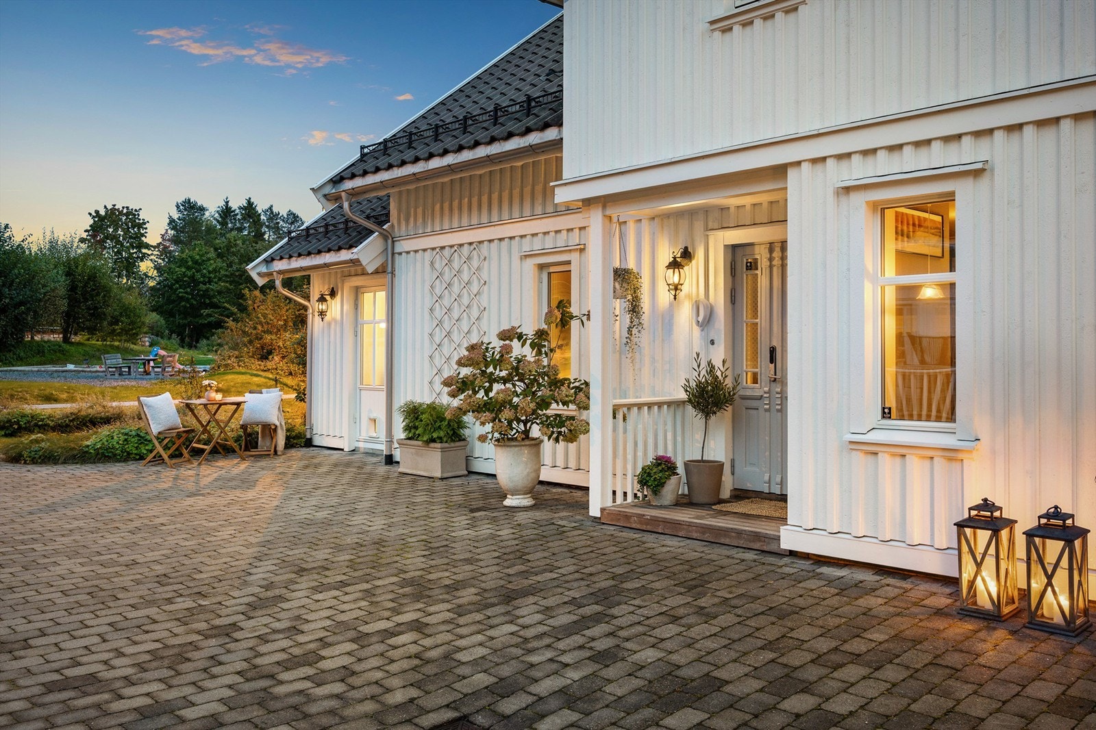 Et innbydende inngangsparti med belegningsstein og overbygg. Galleribilde