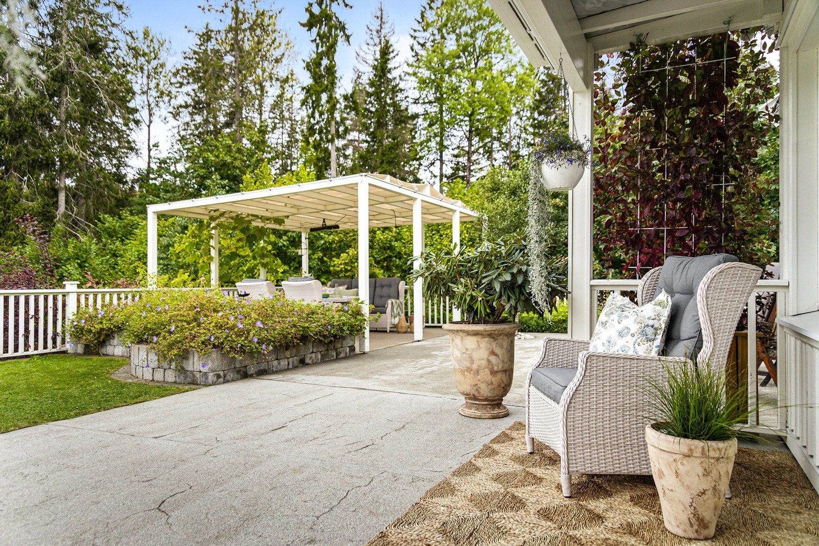 En overbygget del av uteplassen gir ly for vær og vind. Galleribilde