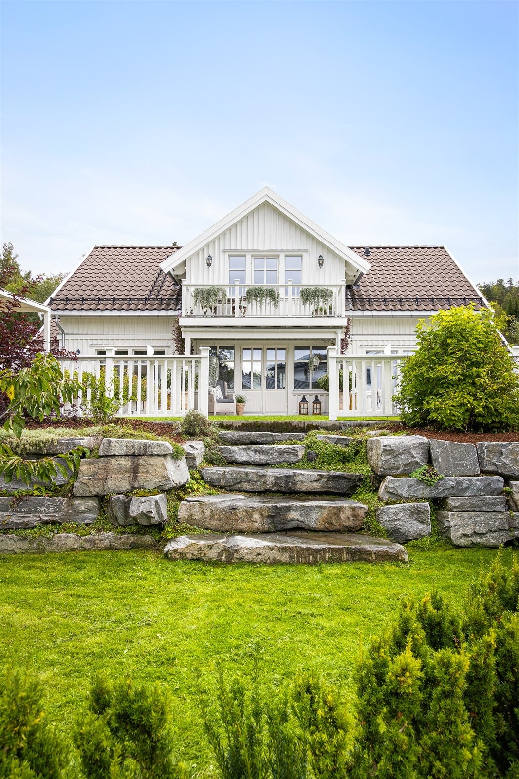 Hagen er lettstelt med plenarealer og diverse beplantning. Galleribilde