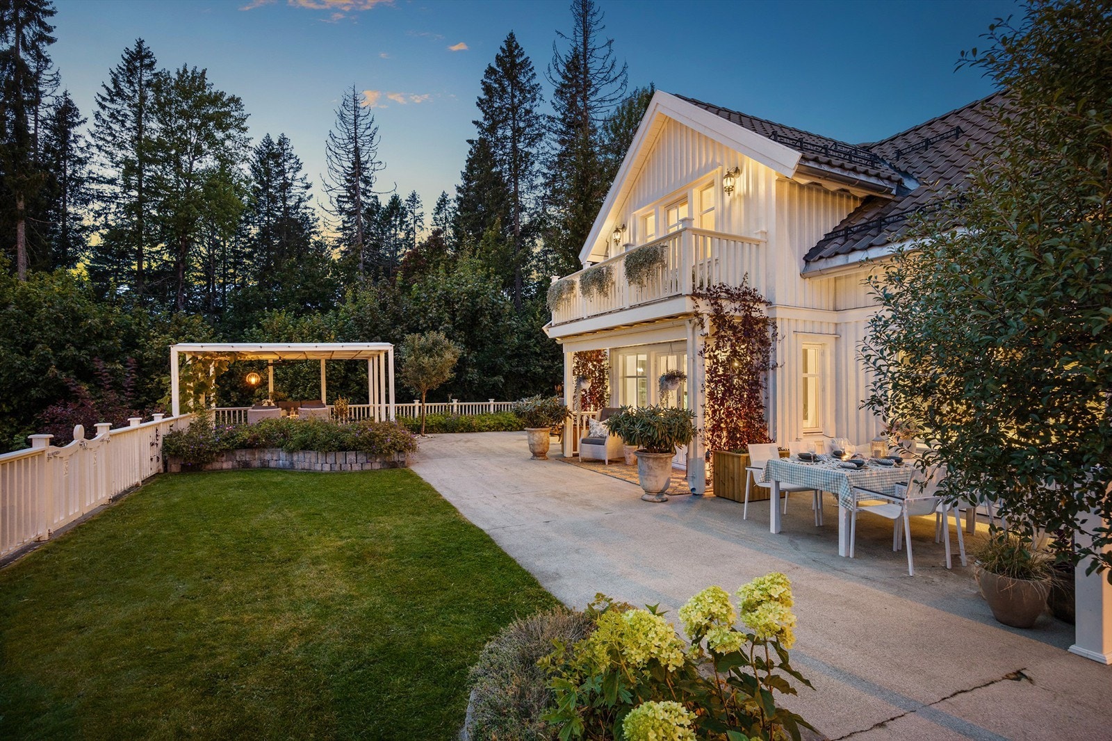 Dette er en klassisk og meget innbydende familiebolig med en naturskjønn beliggenhet på Konnerud. Galleribilde