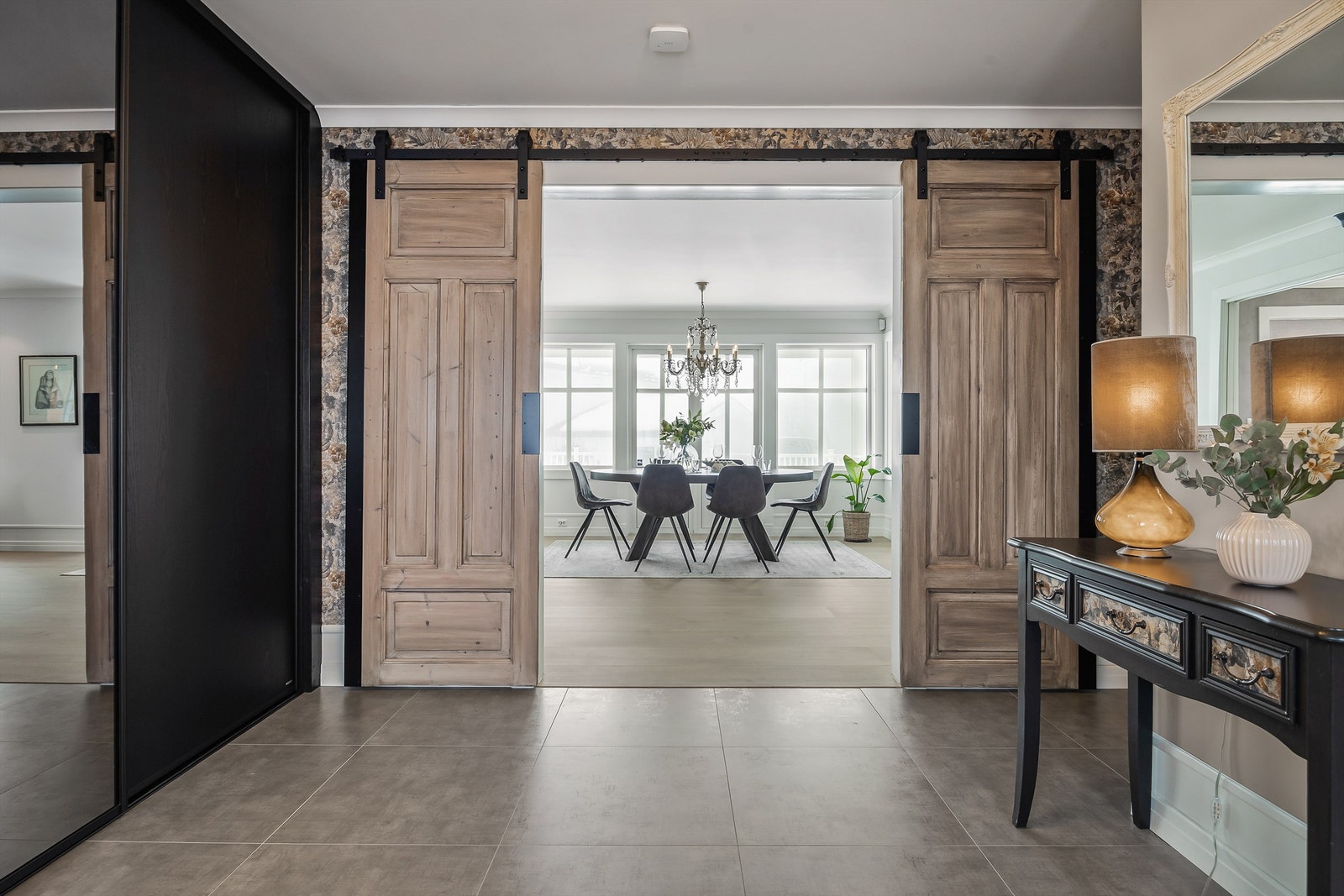 Fra entréen åpner doble skyvedører seg inn mot spisestuen og stuen. Galleribilde