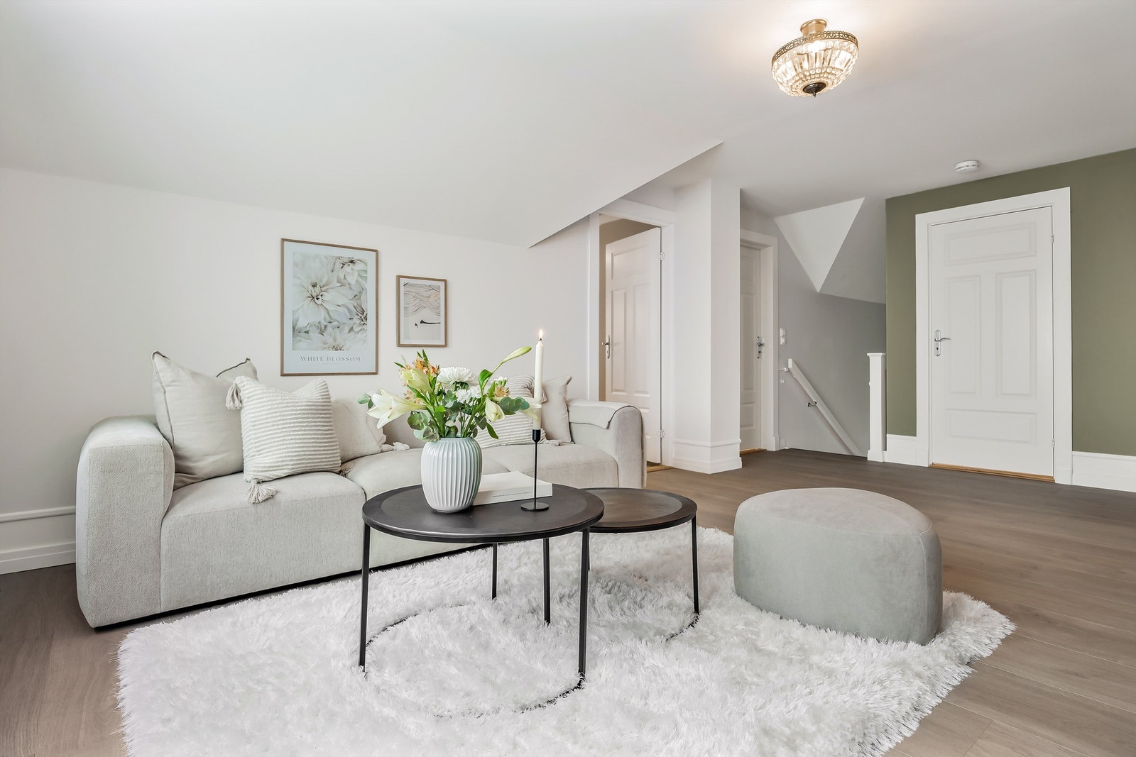 Innvendige overflater i 2. etasje: Parkett (loftstue fra 2023) og laminat på gulv. Malte vegger og malt himling. Galleribilde