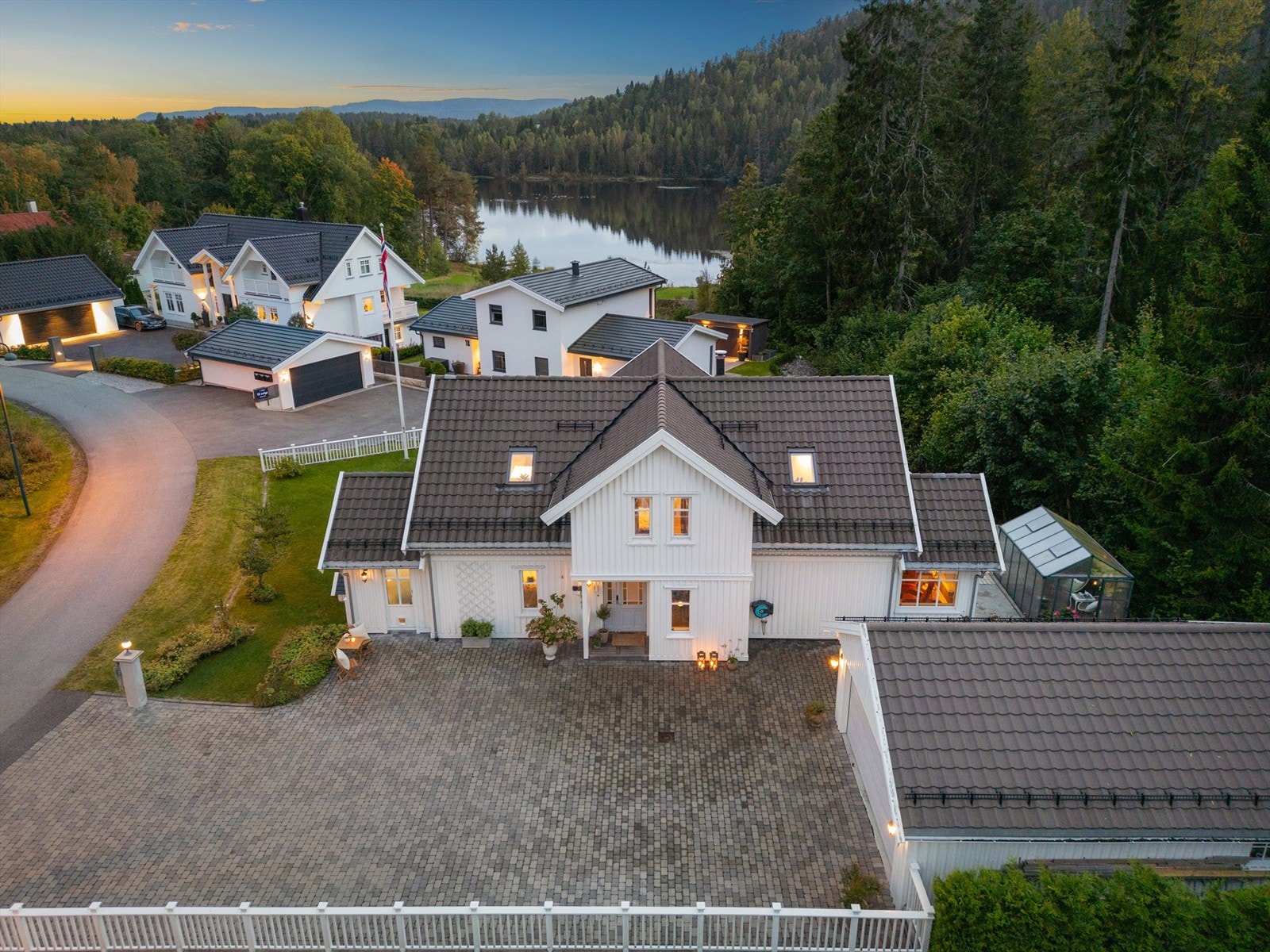 Eiendommen ligger skjermet til med skog i bakkant og nærhet til vann. Galleribilde