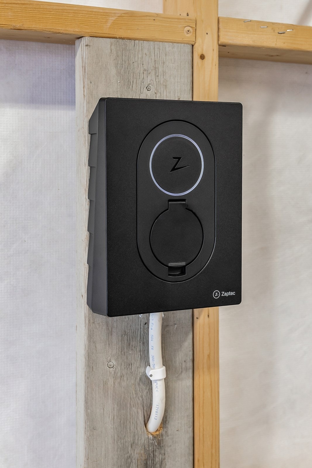 Montert Zaptec el-billader i 2023 i garasjen, infrastrukturen ble etablert i 2018. Galleribilde