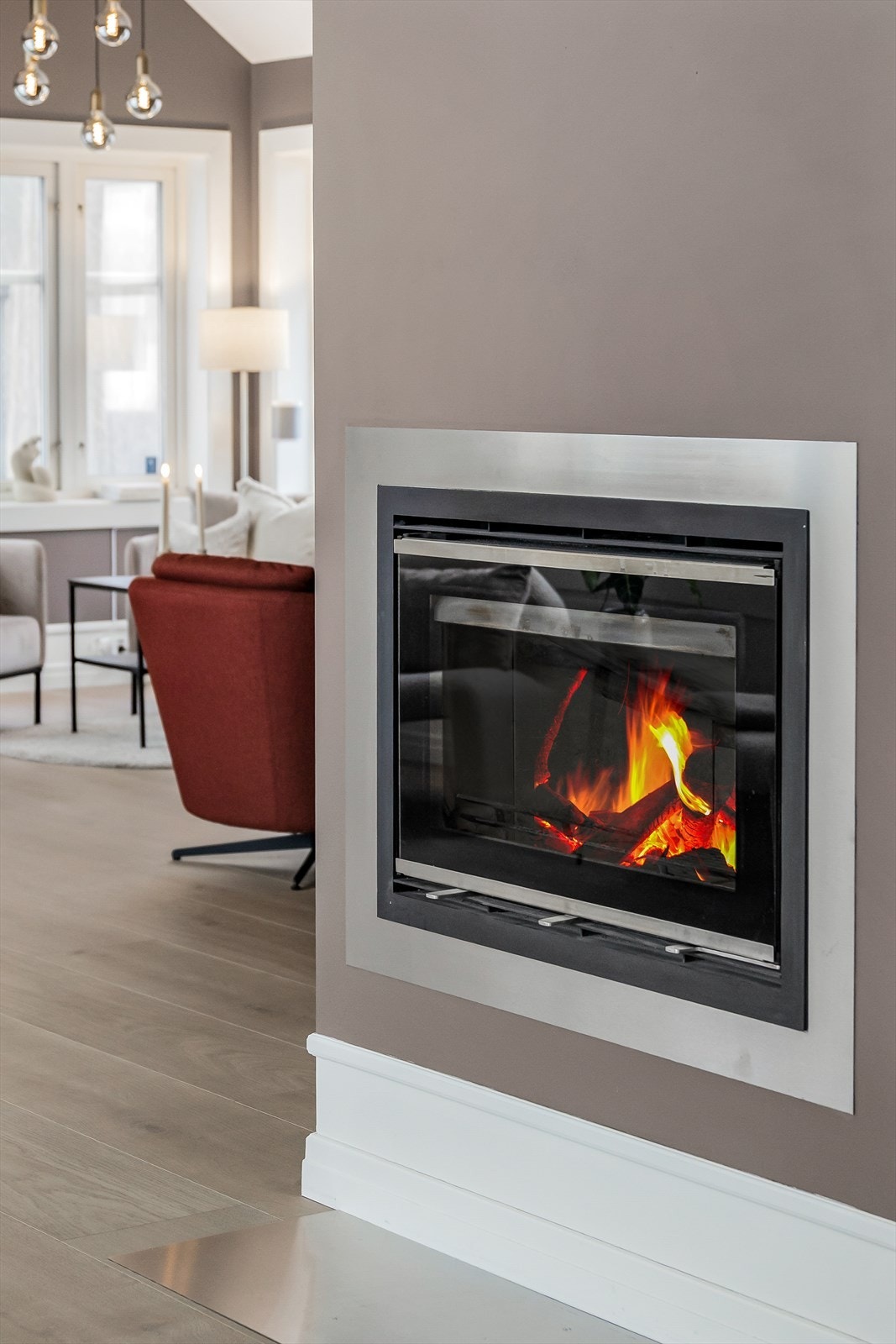 En moderne peisinnsats gir ekstra varme og hygge på kalde dager. Galleribilde